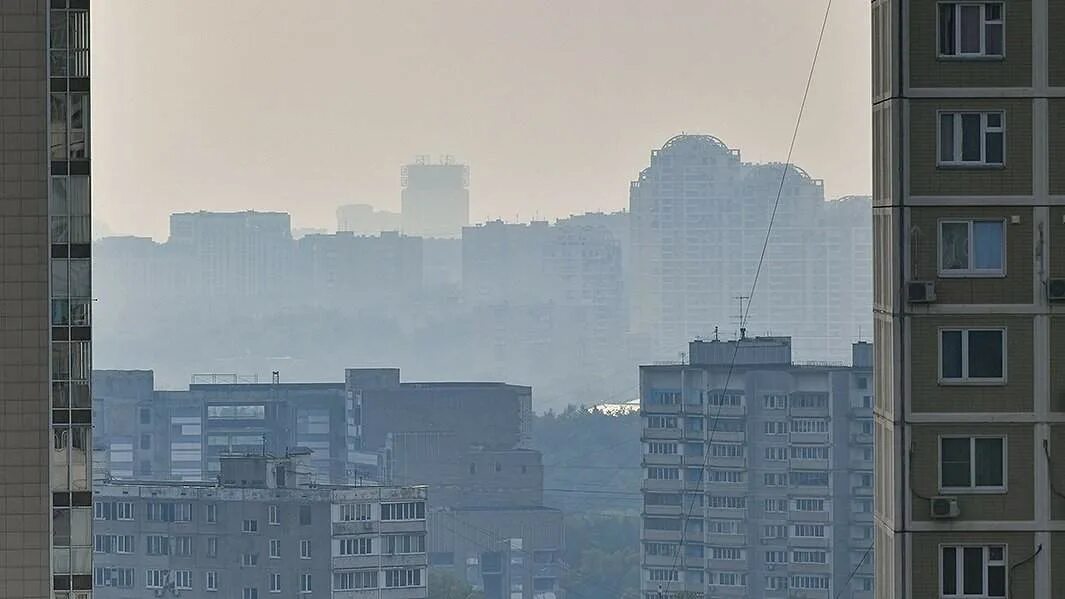 Загрязнение воздуха в городе. Смог в 2010 году в москве. Мир дыма москва. Загрязнение атмосферы в городе. Смог над москвой 2022.