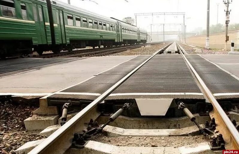 Пересечение железнодорожного транспортного пути. Настил для железнодорожных переездов. железнодорожный переезд. настил жд переезда. пересечение железнодорожных путей.