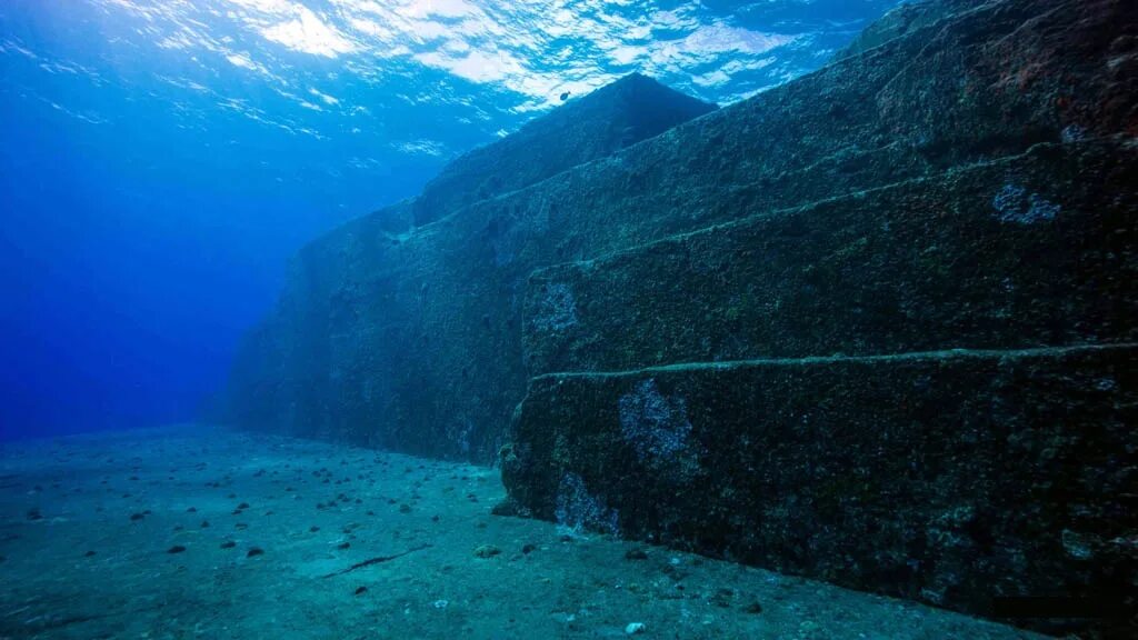 Самого древнего океана. Подводная пирамида Йонагуни. Подводный монумент Йонагуни. Подводные пирамиды Йонагуни Япония. Пирамиды Йонагуни-Джима, Япония.