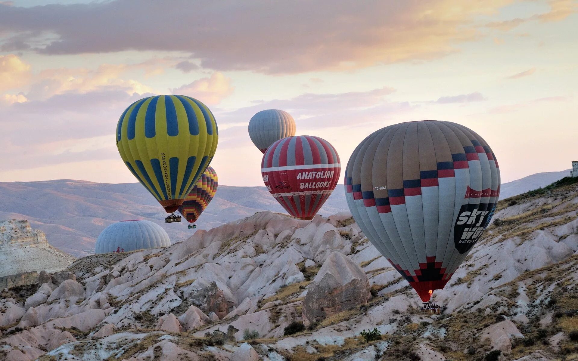 Balloon fly. Воздушный шар. Воздушный шар с корзиной. Воздушный шар полет. Шар для полетов.