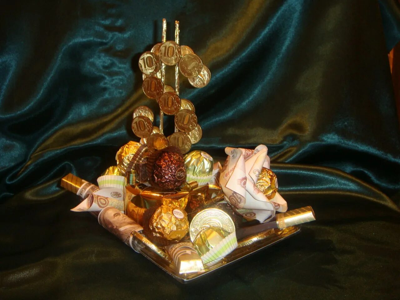 Подарок на 50 лет мужчине. Оригинальные подарки на юбилей 50 лет женщине. Подарок женщине на день рож. Подарок из конфет и купюр. Необычный подарок на юбилей женщине.