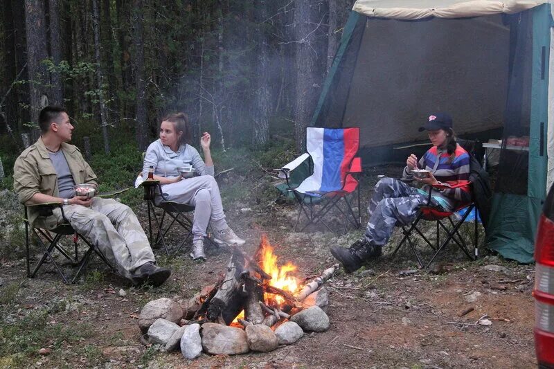 палатка в лесу ночью. туристическая палатка на природе. палатка тайга. палатка костер. ночевка в лесу без палатки.
