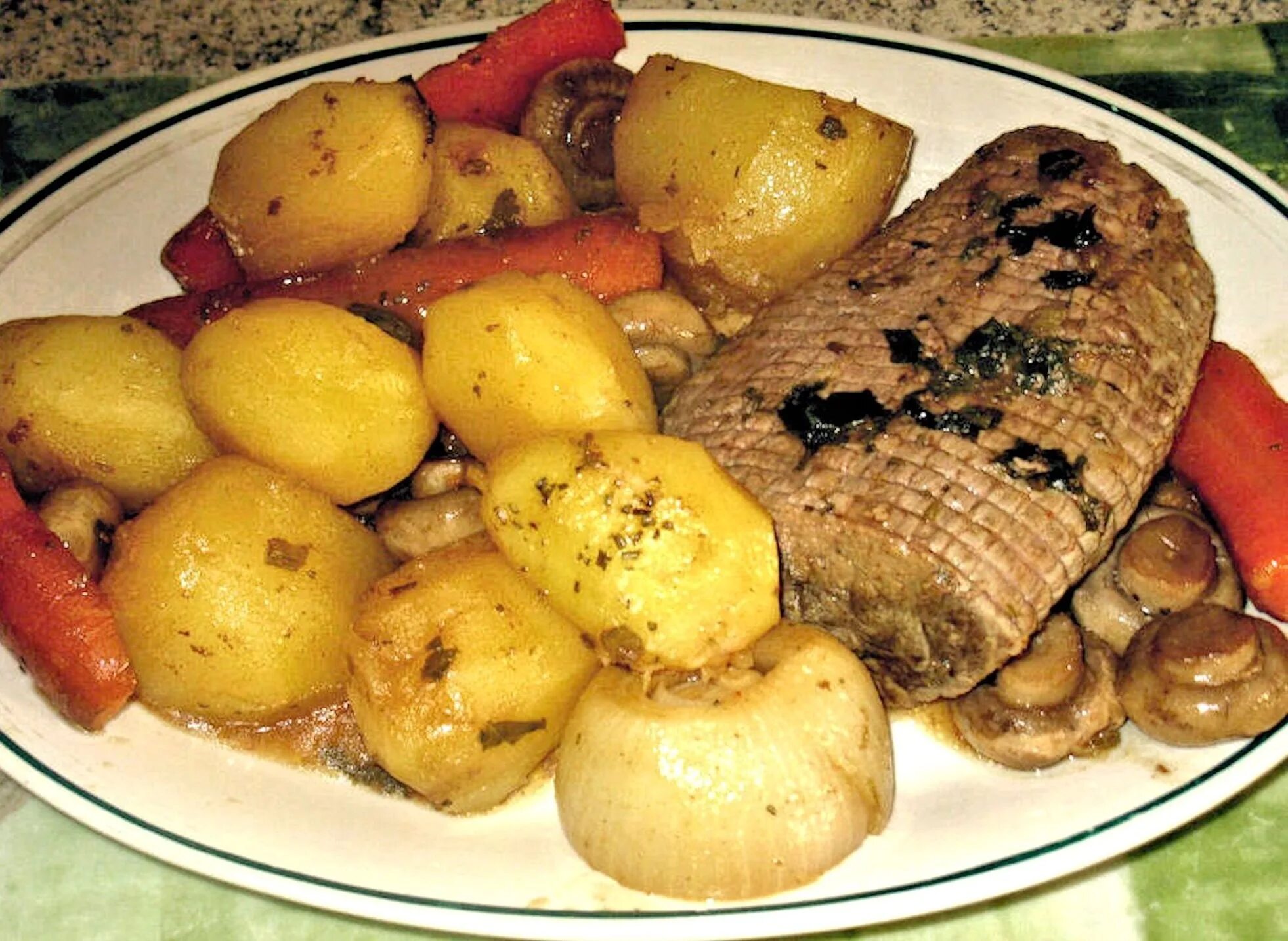 Говядина картошка лук. Картошка мясо лук. картошка с мясом на завтрак. польское блюдо из картошки и мяса. говядина с картошкой и грибами в духовке.