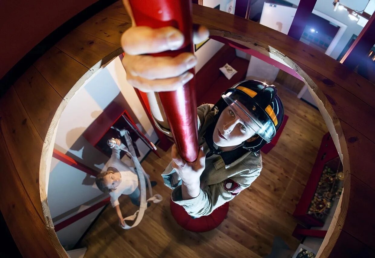 Пожарные спускаются по трубе. Спуск по спасательной веревке. Спасение людей с высотных зданий. Пожарный шест для спуска. Пожарный шест.