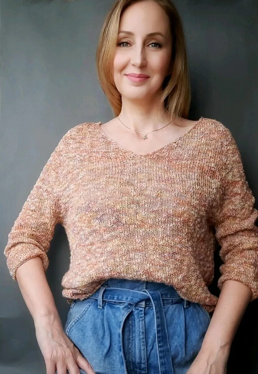 Новогодний свитер. Ивановский трикотаж блузки. Джемперы спб. Футболка из льна женская. Красный свитер с оленями.