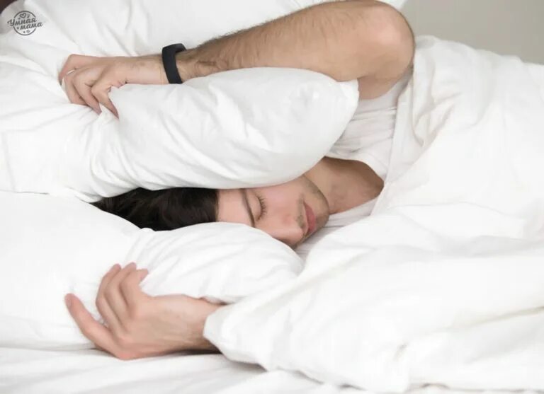 Спать головой в подушку. Мужчина в постели с подушкой на голове. Фото на подушку для парня. Сон пробрался на кровать спрятался в подушку.