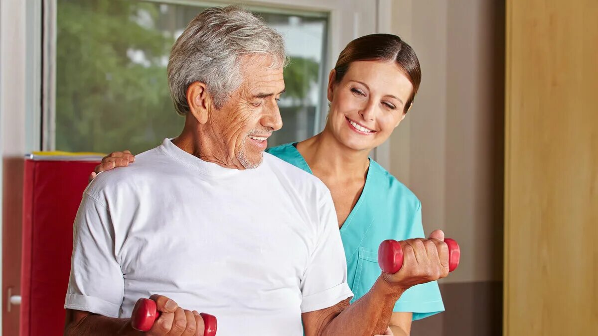 Дама средних лет. Семья на диване. Ребенок в кругу семьи. Пожилой человек в квартире. Игры для всей семьи.