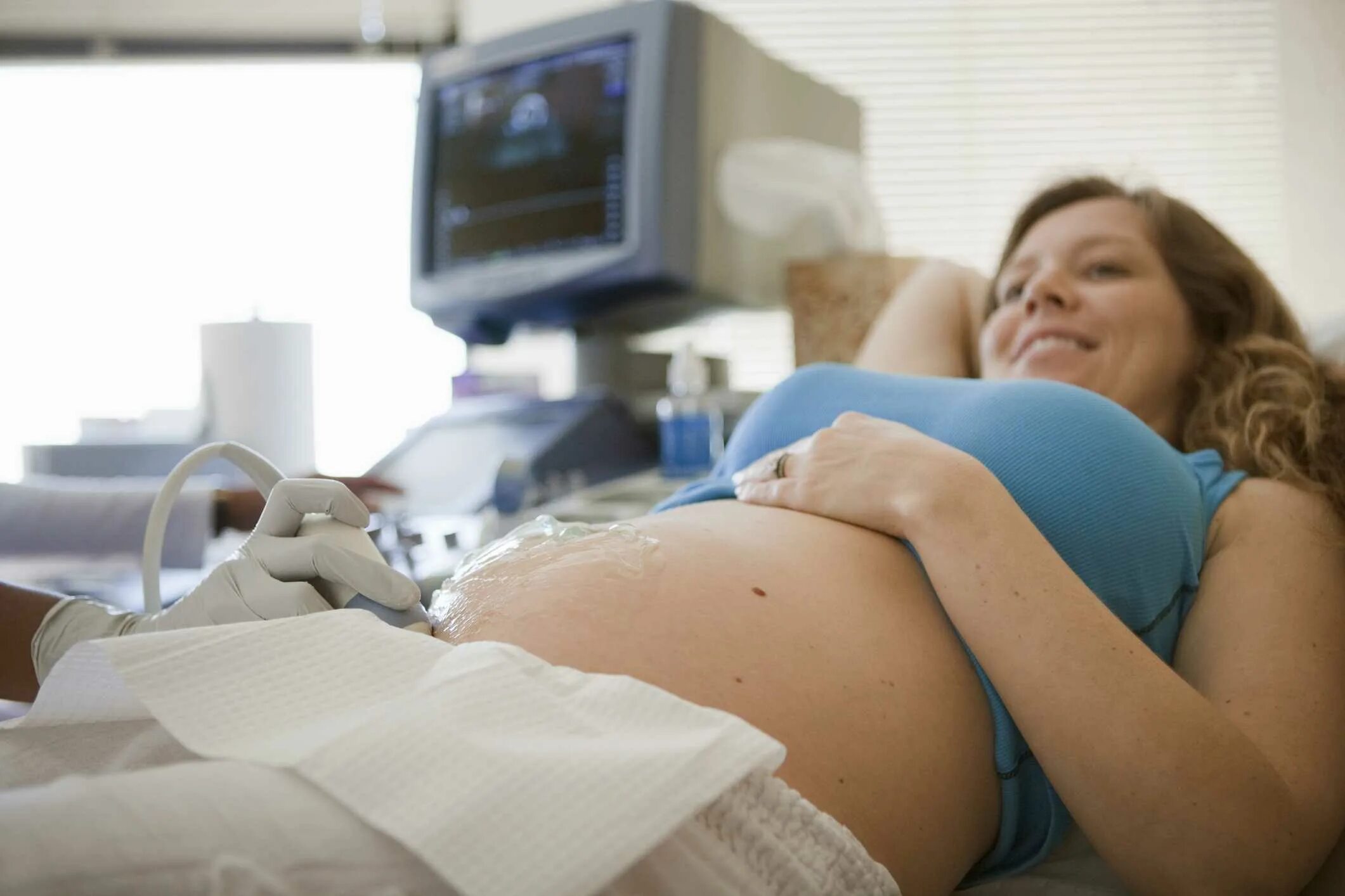 Узи малого таза с доплером. Узи живота. Беременная на ультразвуке. Беременная в больнице узи. Узи большого живота.