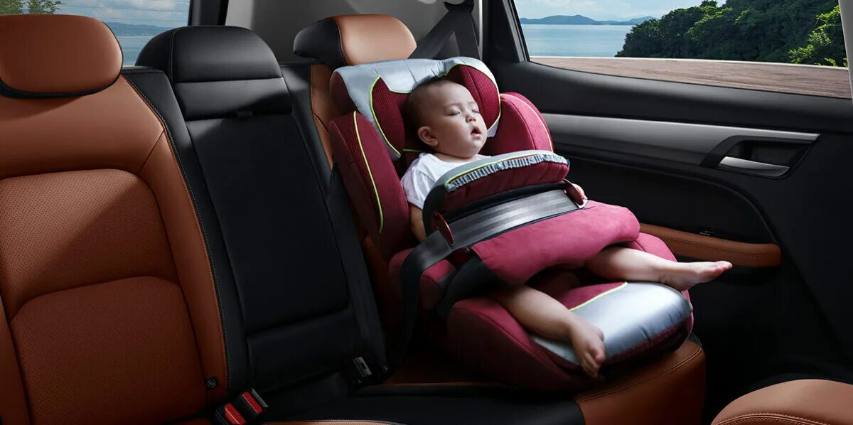 Подушка безопасности на переднем сидении. Детское кресло с подушкой безопасности. Подушечка под детское кресло в машину. Fiat 500 детские кресла. Детское сидение в машину подушки безопасности.