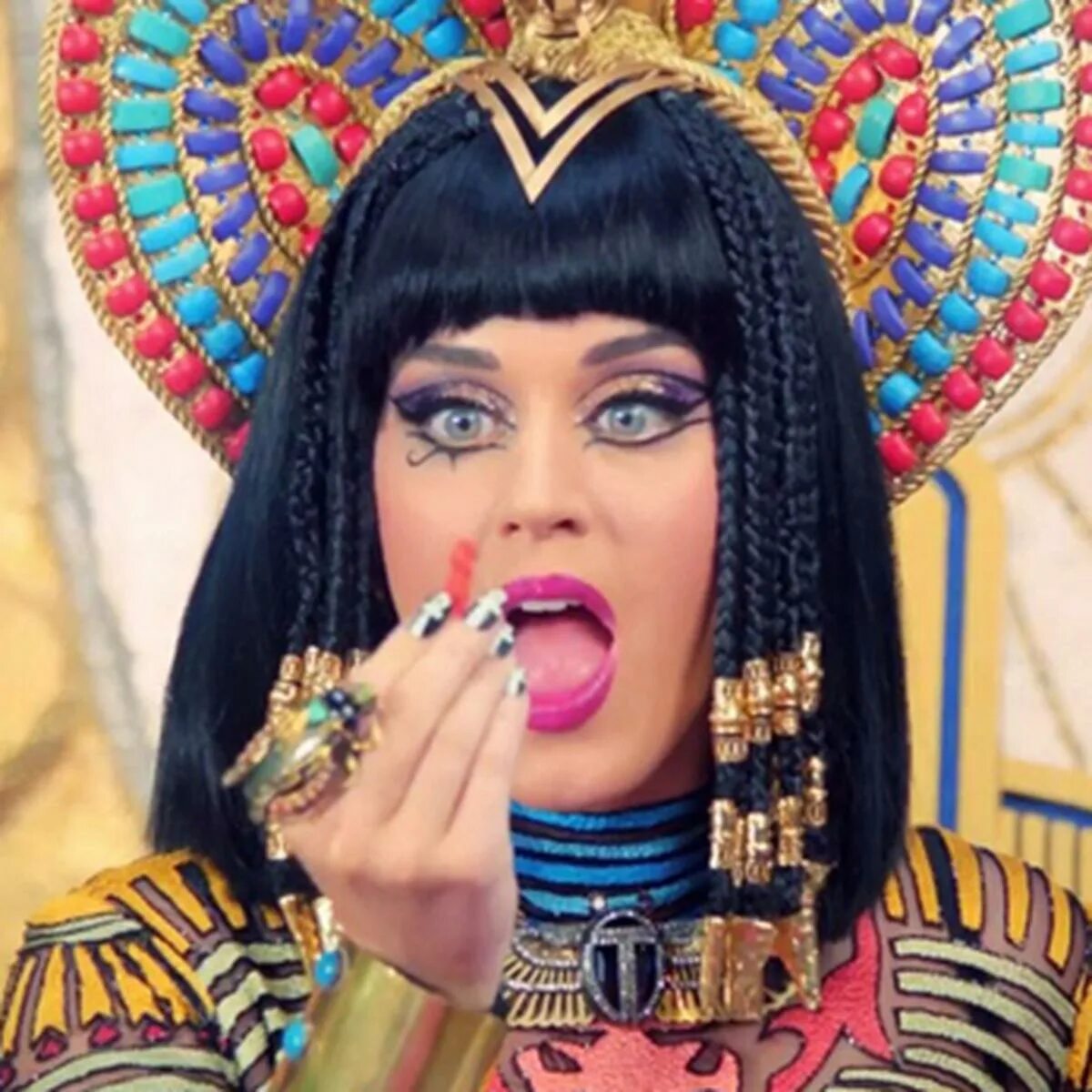 Dark horse katy perry feat juicy j. Кэти Перри Dark Horse. Фараон Dark Horse Katy Perry. Katy Perry Dark Horse клип. Ногти Кэти Перри Dark Horse.