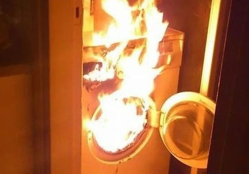Горящая стиральная машина. Стиральная машина горит. Сгоревшая стиральная машина. Пожар в квартире. Сгоревшая бытовая техника