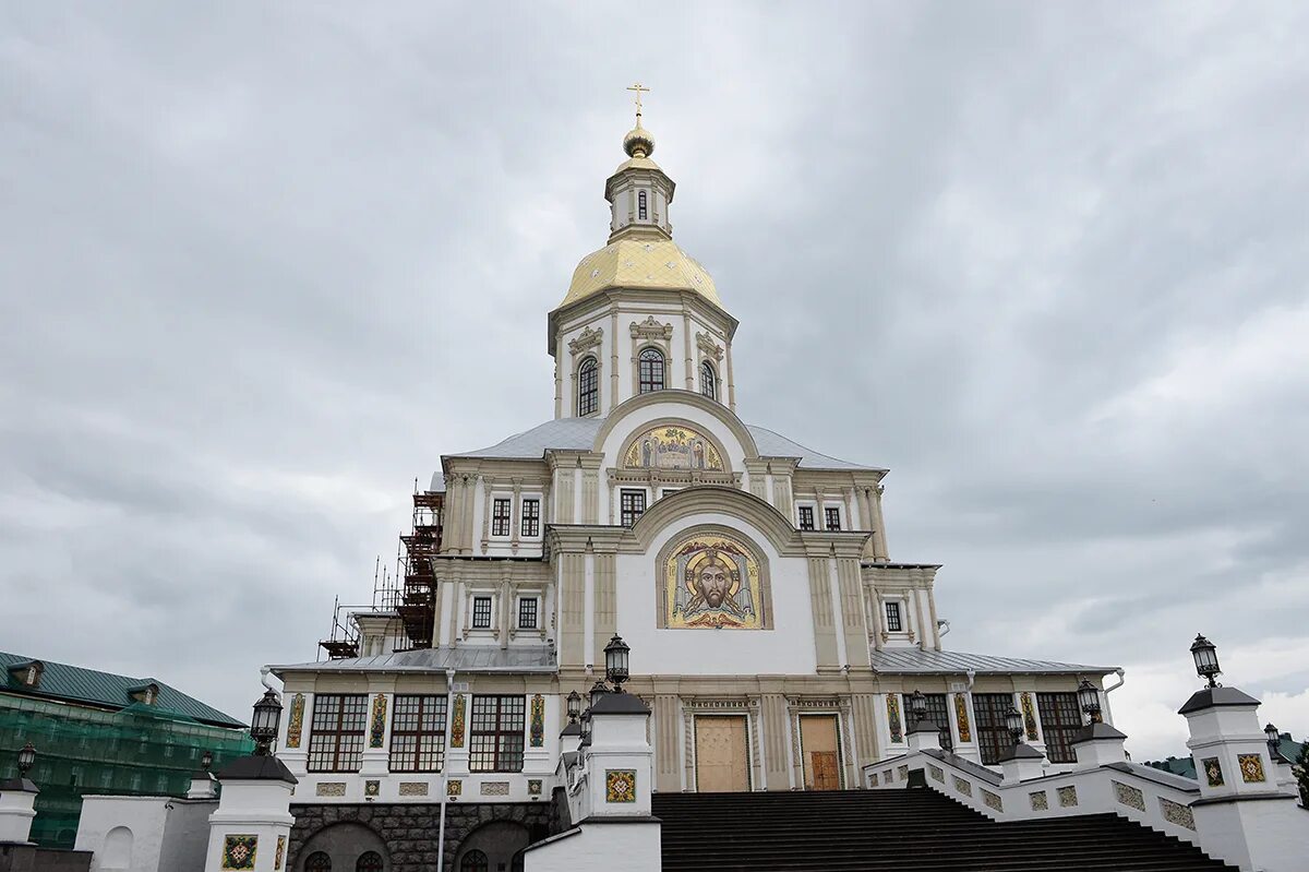 Патриарх Московский и всея Руси Кирилл совершил чин великого освящения Благовеще