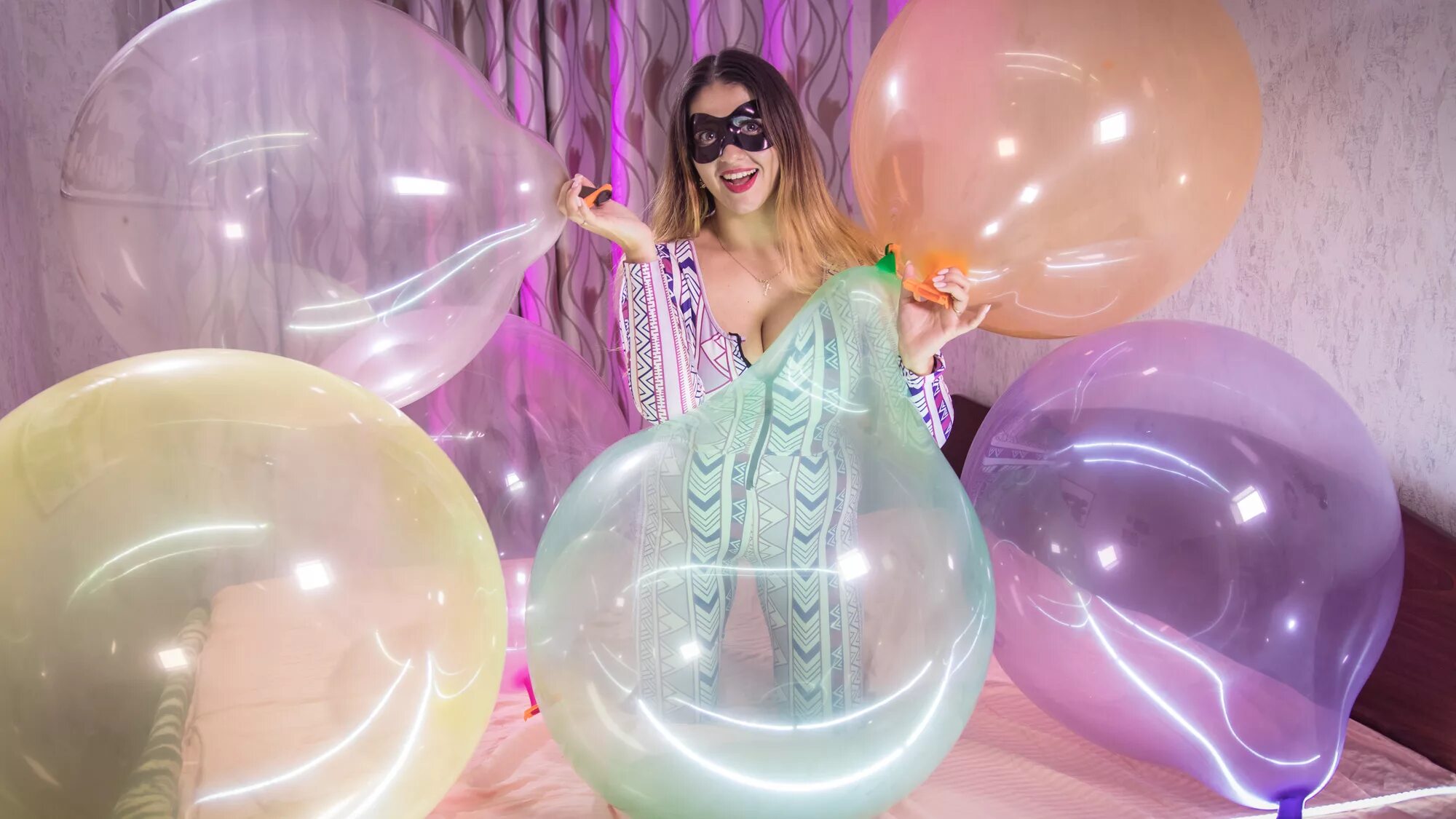 Песня house of balloons glass table girls. Шары Кристалл Белбал. Шар Баблс Кристалл. Кристальный воздушный шар. Шар Кристалл воздушный.