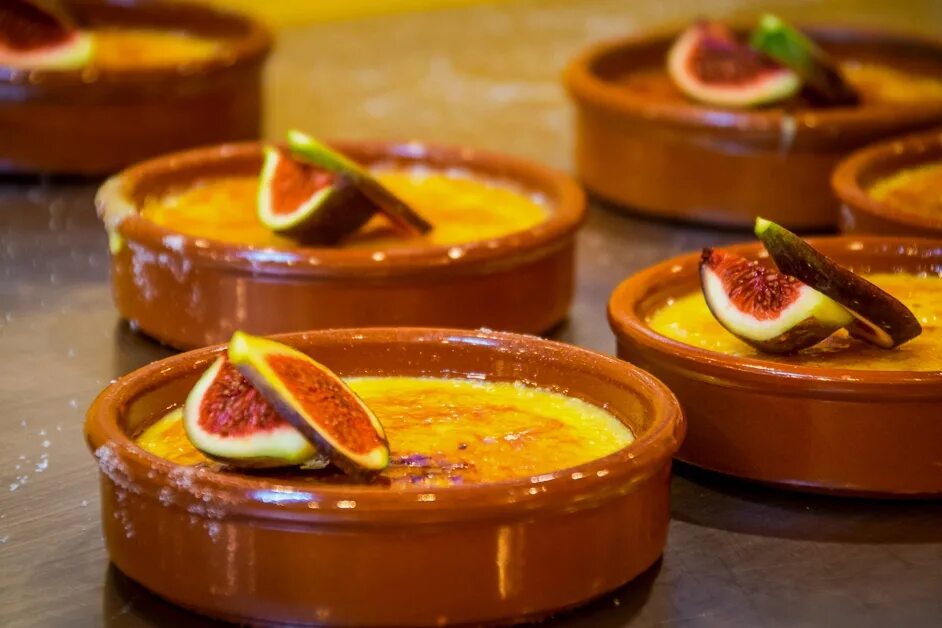 Crema Catalana десерт. Испанский десерт крем Каталана. Испанские Десерты каталонский крем. Каталонский крем (crema Catalán). Крем каталана