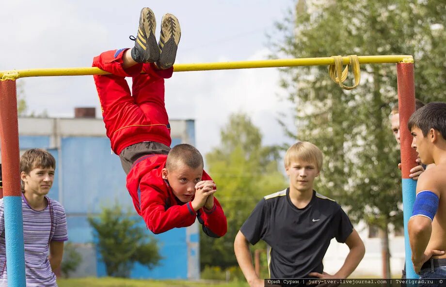 Мальчик на спортивной площадке