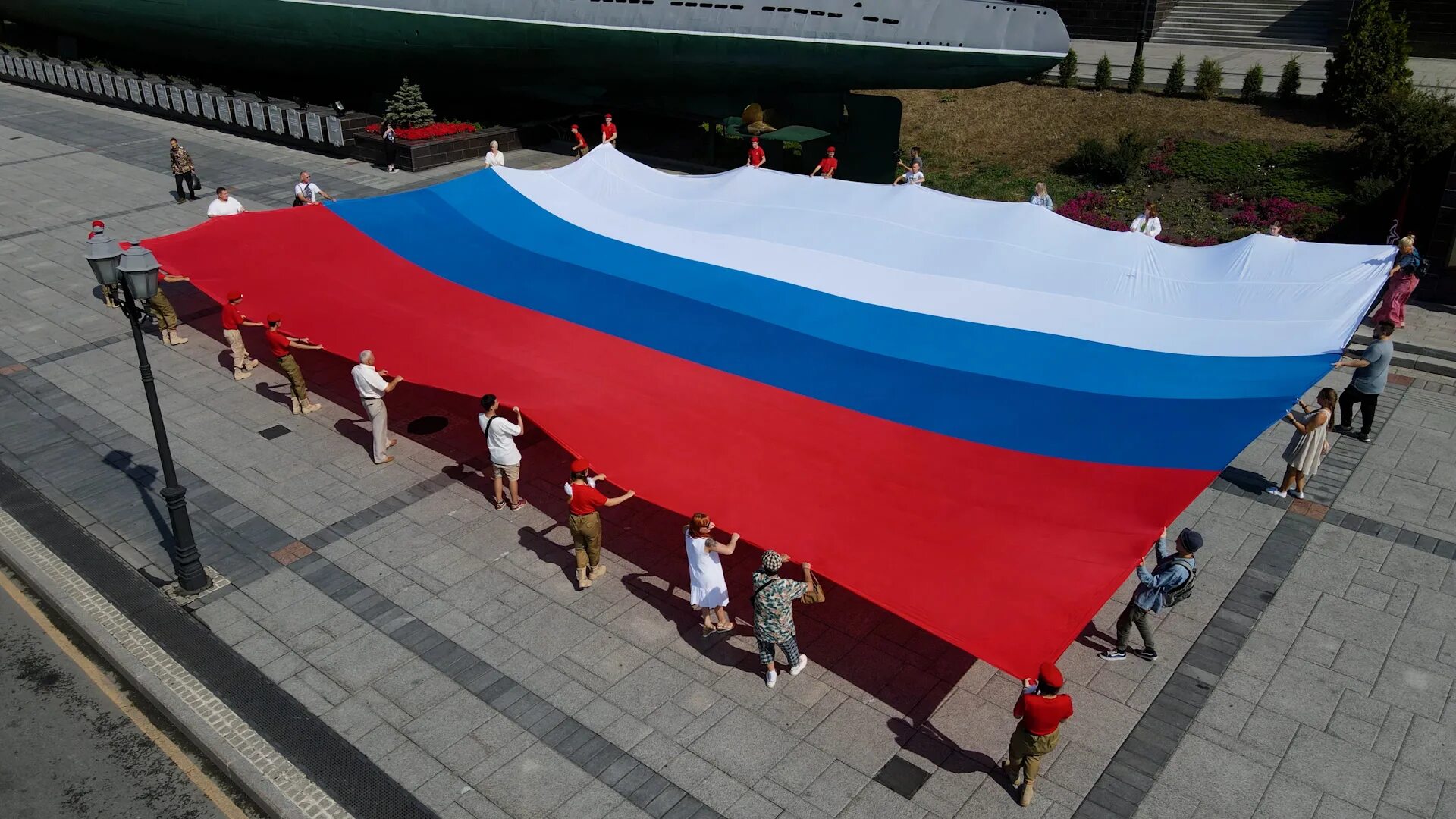 День флага поклонная гора. Российский флаг над капитолием. Гигантский российский. Рекорд самый большой бургер. Российский флаг над капитолием.