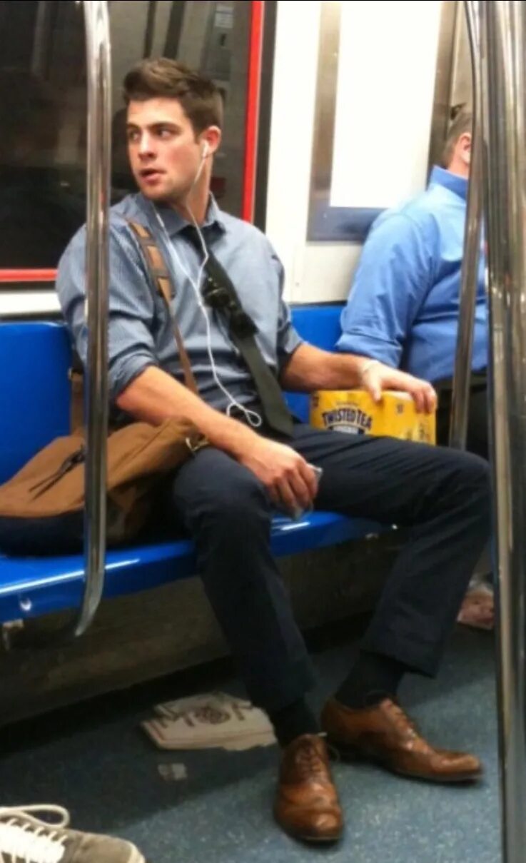 Guy в метро. Bulge метро. Красивый мужчина в Московском метро. Очень милый парень в метро.