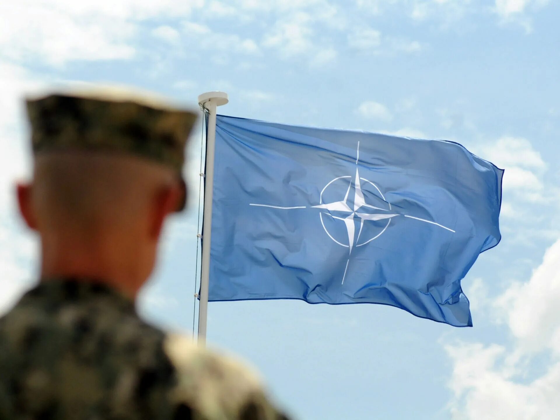 Сербия состоит в нато. Флаг НАТО. НАТО солдаты с флагом. Косово НАТО. Знамя НАТО.