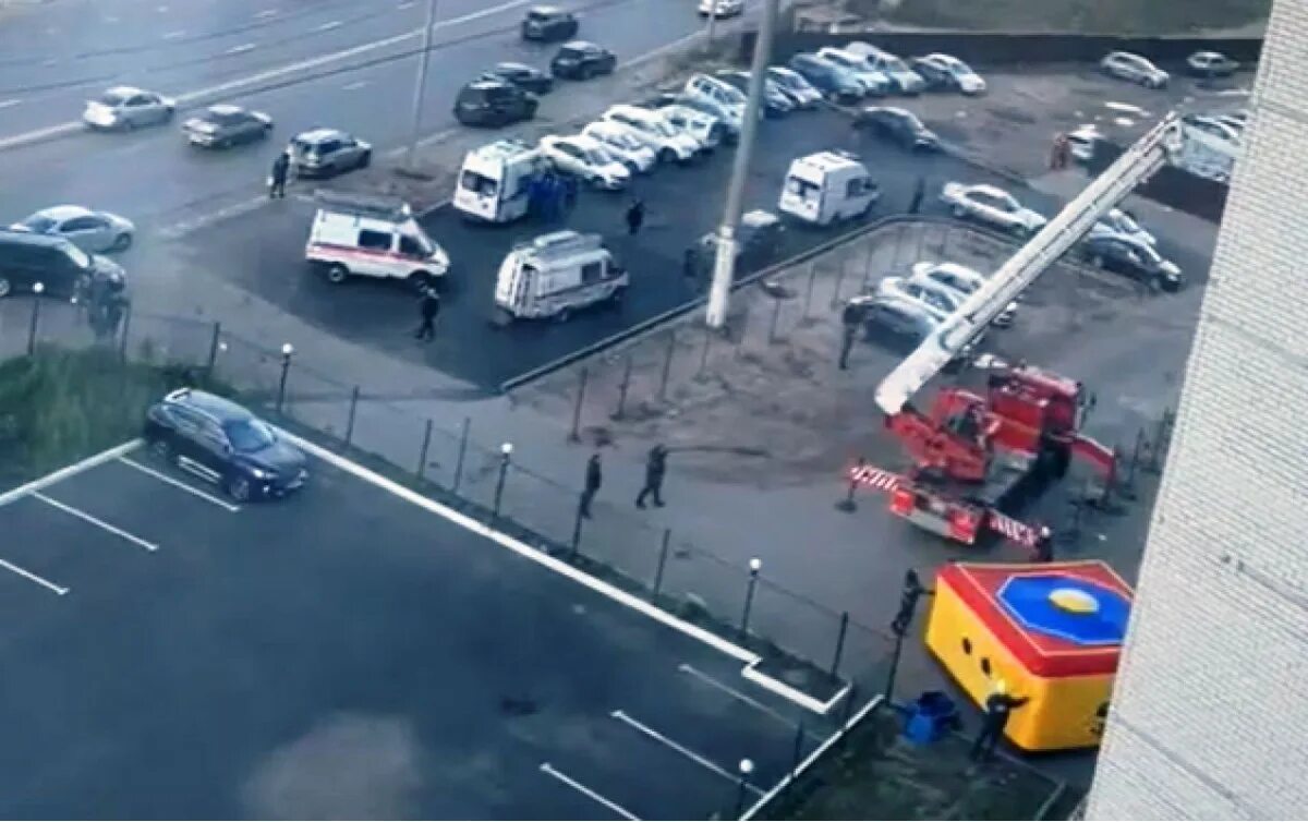 Воронеж выпавший из окна. В воронеже парень выпал из окна. авария 2 ноября в воронеж. тихвинец выпал из окна.