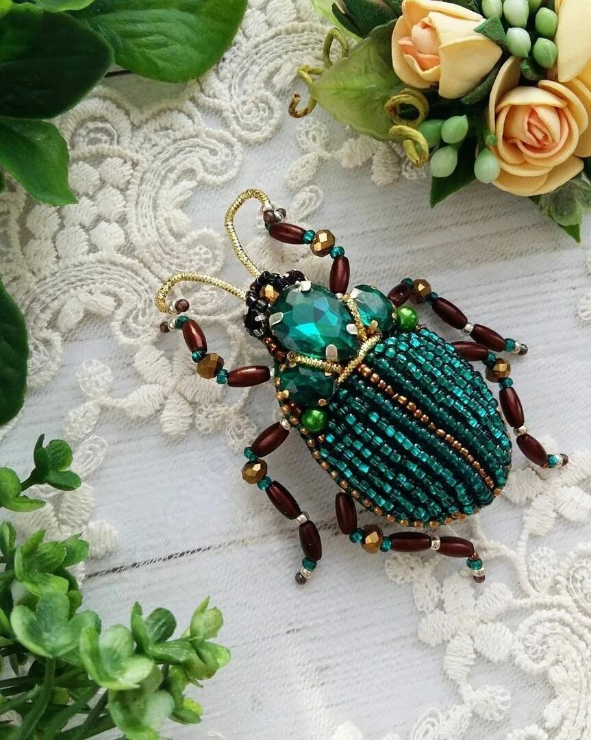 Брошь жук усач. Жук скарабей украшение. Жук из бисера. Жук из бисера. Брошь жук скарабей.