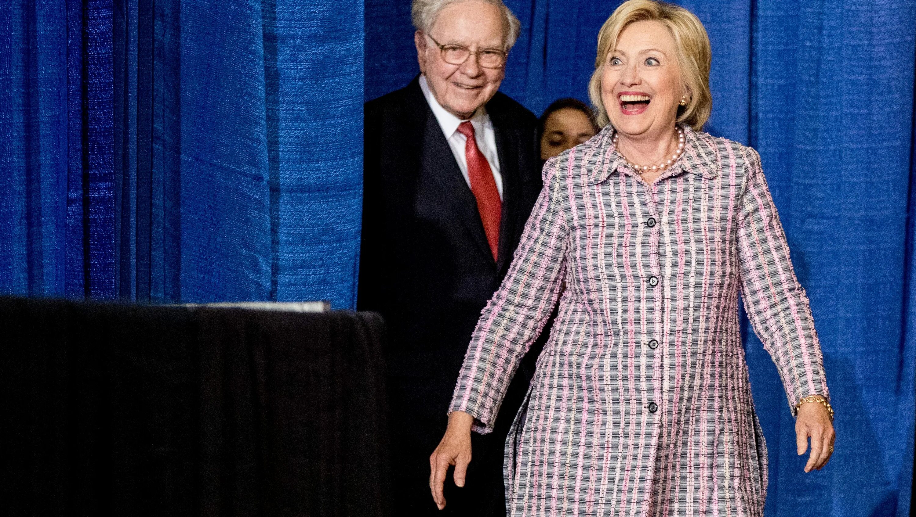 Hillary Clinton Practise Avoid Hugging Donald Trump - YouTube