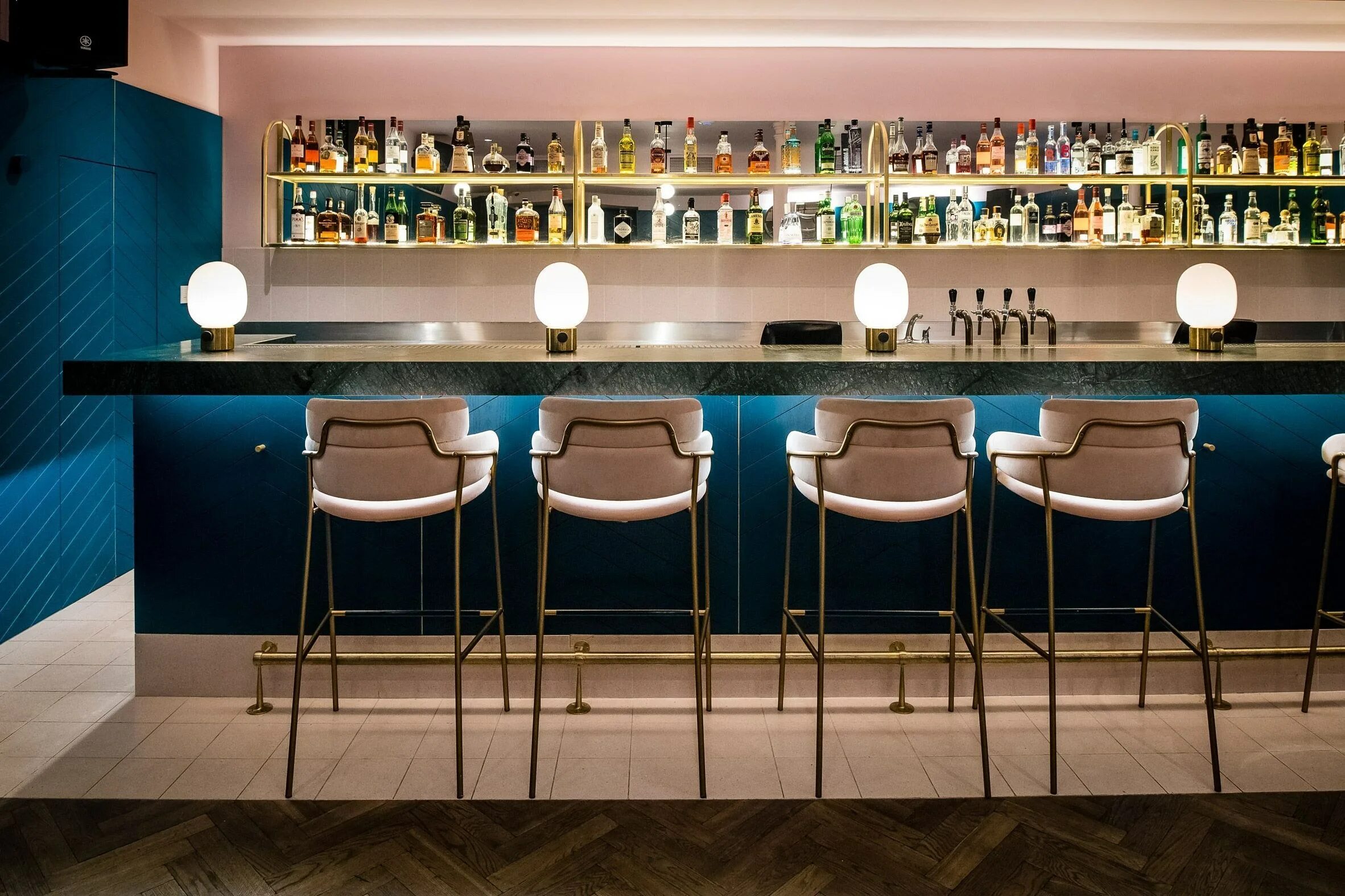 Бар вариант. Интерьер clerkenwell, лондон. барные стойки. барная стойка в баре. необычные барные стойки.