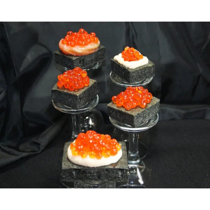 Корзинки с икрой. Тарталетки с красной икрой и сливочным маслом. Бутерброды с красной икрой на праздничный. Красивые бутерброды с красной икрой. Икра красная подать на стол.