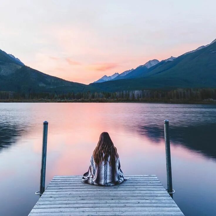 Lake girl. Девушки на озере. Девушка на берегу озера. Фотосессия на озере. Фотосессия у озера девушки.