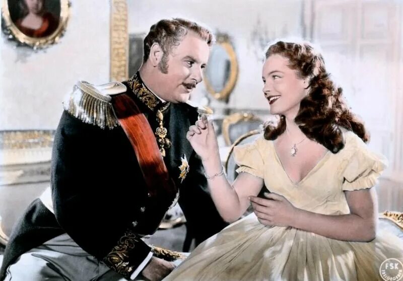 Роми шнайдер королева виктория. Роми шнайдер королева. Принцесса нила фильм 1954. Роми шнайдер 1954. Роми шнайдер королева виктория.