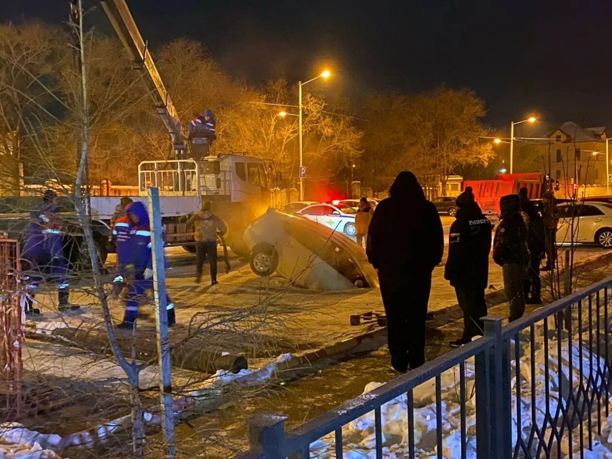 Прорыв трубы зимой. Авария в новогоднюю ночь. Благовещенск ночью. Коммунальная катастрофа.