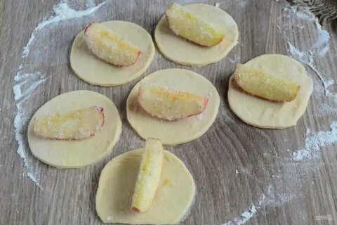 Дольки яблока в тесте