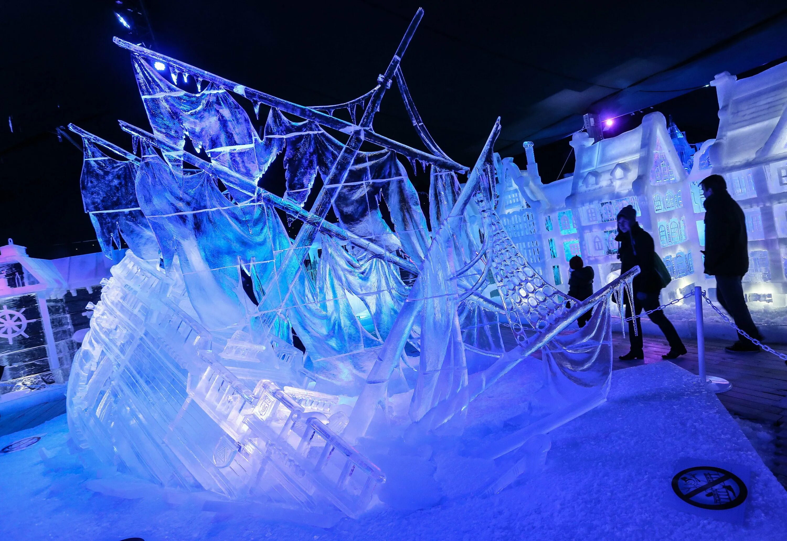 Ледяные скульптуры. Скульптуры изо льда. Фестиваль ледяных скульптур. Геометрические фигуры из льда. Тема ледового