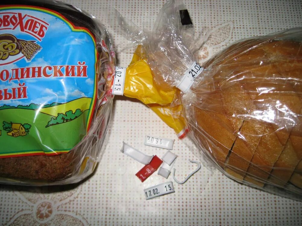 Хлебные зажимы как использовать в быту. Хлеб в упаковке. зажим для хлебных пакетов. зажимы для упаковки хлеба. хлеб в пакете.