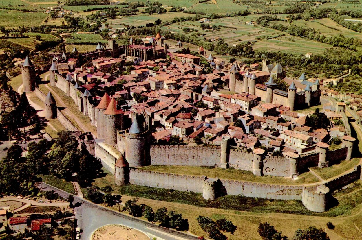 Достопримечательности среднего города. Крепость Каркассон во Франции. Каркасонская крепость Франция. Каркассон замок Франция. Город-крепость Каркассон (13—14 ВВ.),.