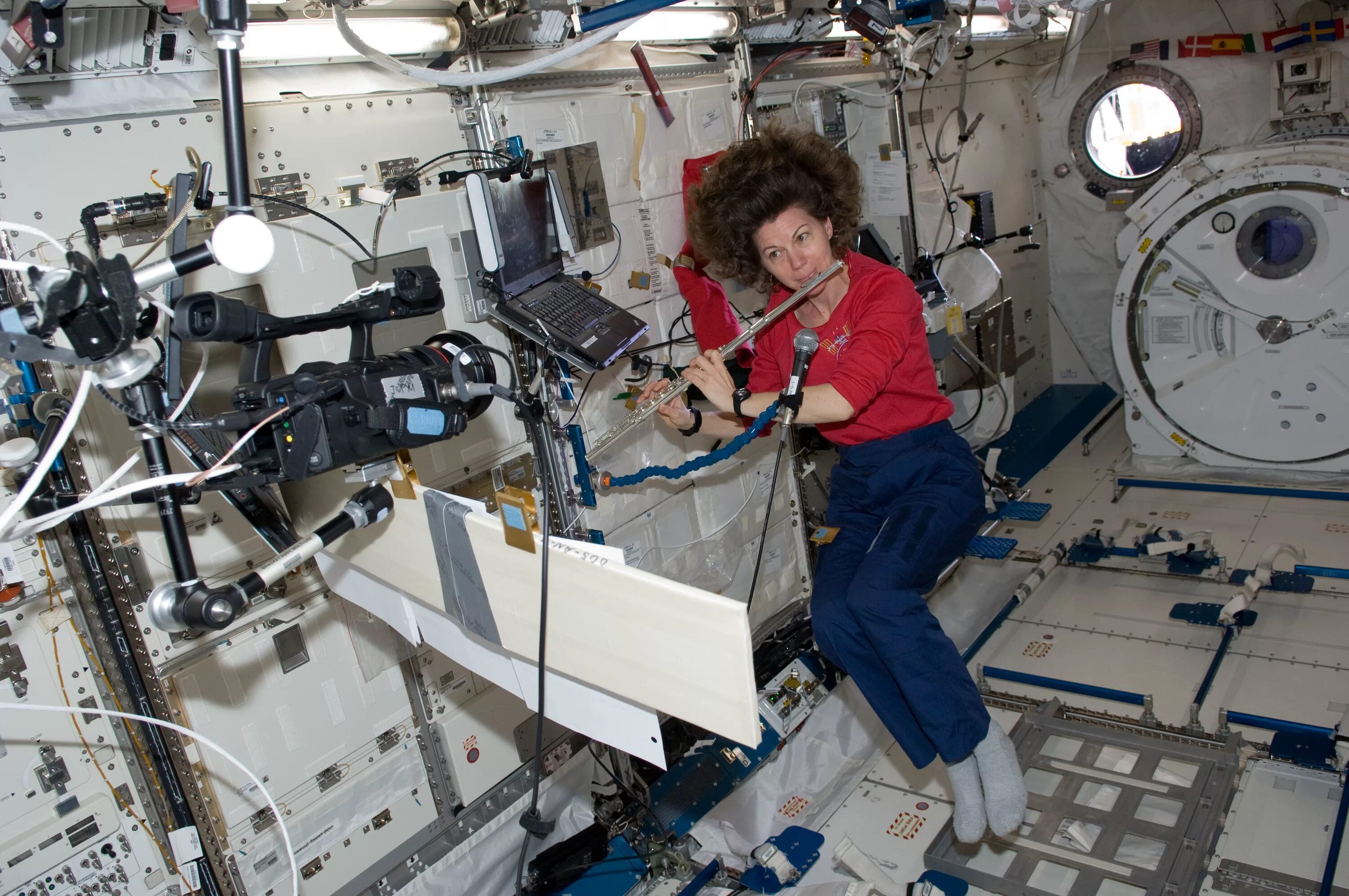 Кэтрин Грейс Коулман. Кэтрин Хайр астронавт. Международная Космическая станция МКС. Космонавты на космической станции.