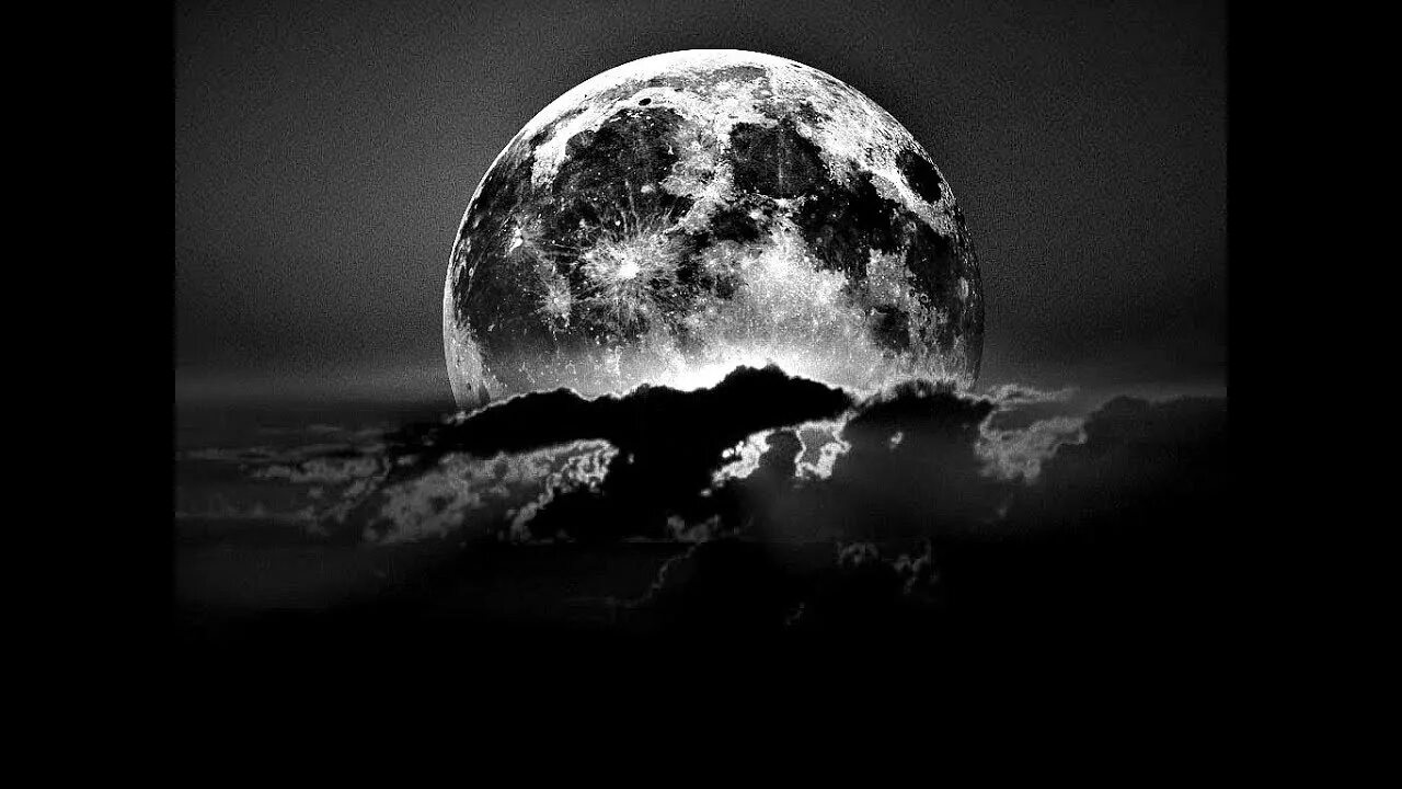 Moon black station. Черная Луна. Луна черно белая. Луна на черном фоне. Черная и белая Луна.