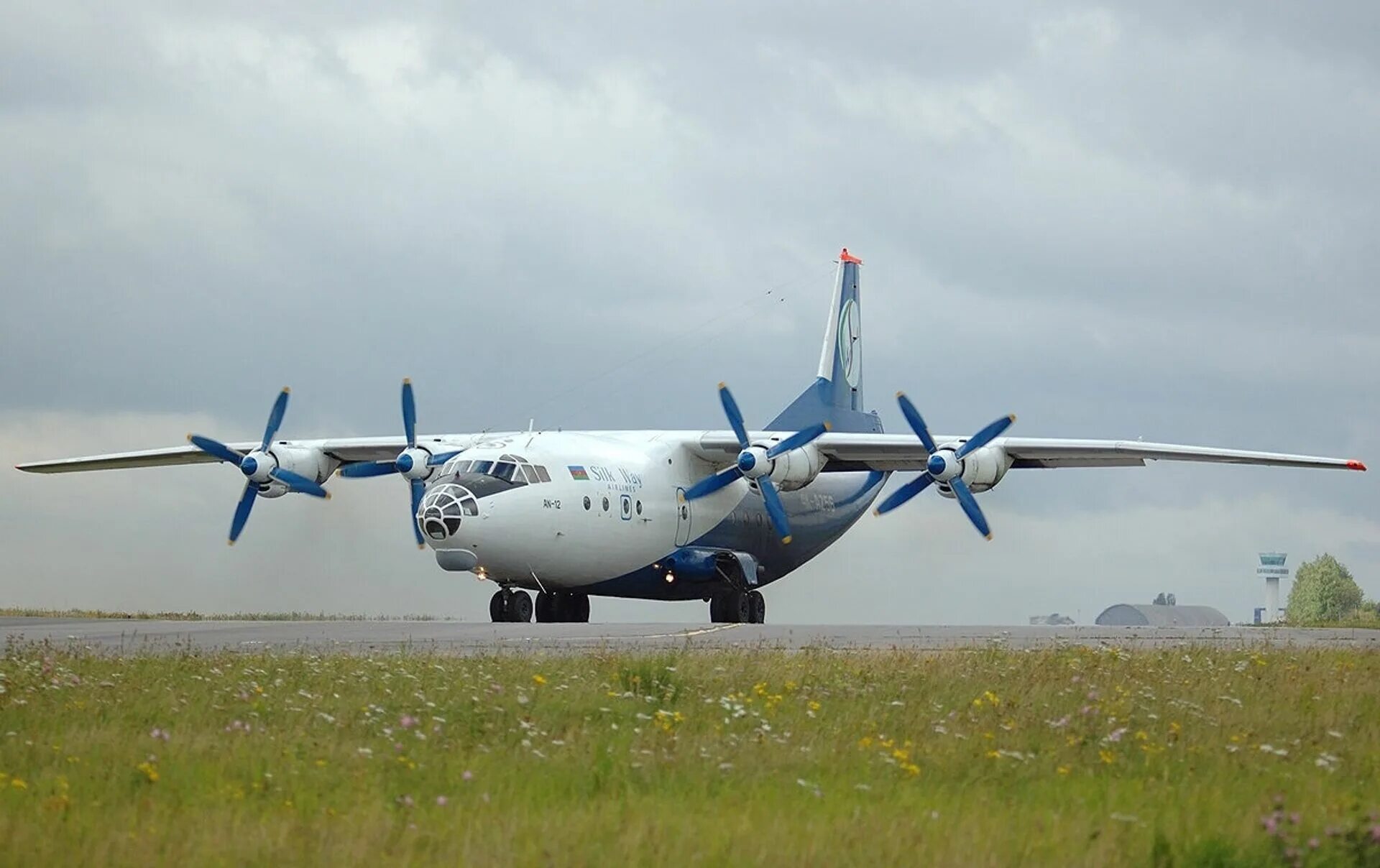 12 самолетов. Самолет АН 12. Турбовинтовой самолет АН-12. АН-12 военно-транспортный самолёт. АН 12 грузовой.