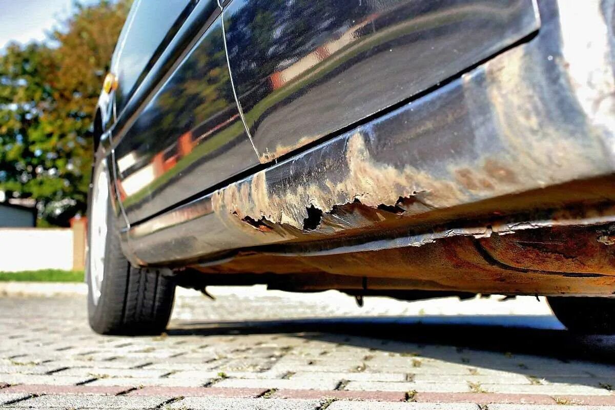 Ржавчина на автомобиле. Сквозная коррозия кузова. Машина начинает ржаветь. Коррозия кузова. Ржавчина на автомобиле.