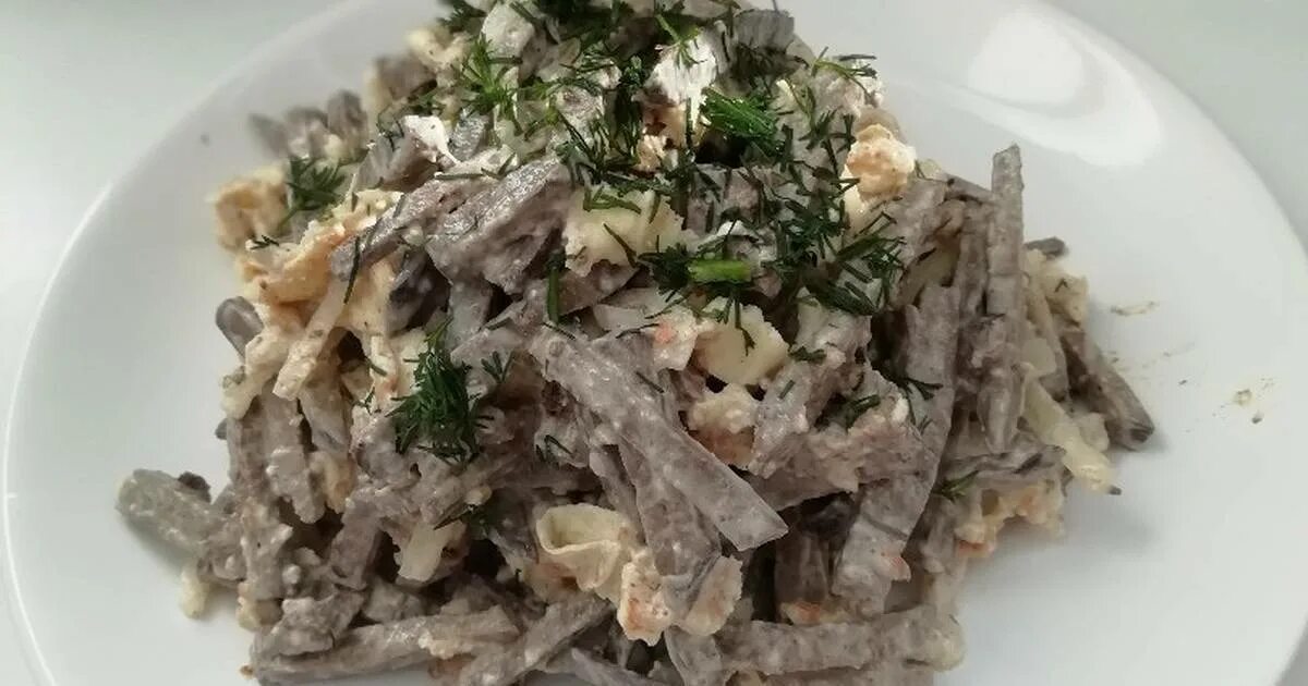 Салат из печени простой и вкусный рецепт. Салат из печенки. Салат из отварной печени. Салат с печени говяжьей. Салат с говяжьей печенкой.