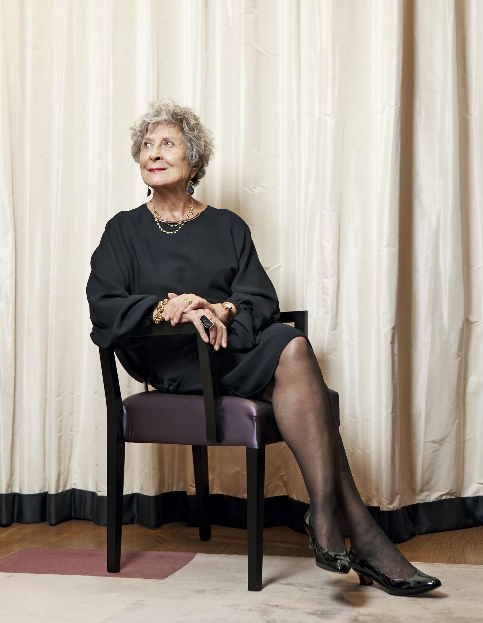 светлана светличная ноги. ноги пожилых женщин в чулках. пожилая женщина в винтажном платье. элегантные дамы в колготках. ухоженная дама в чулках.