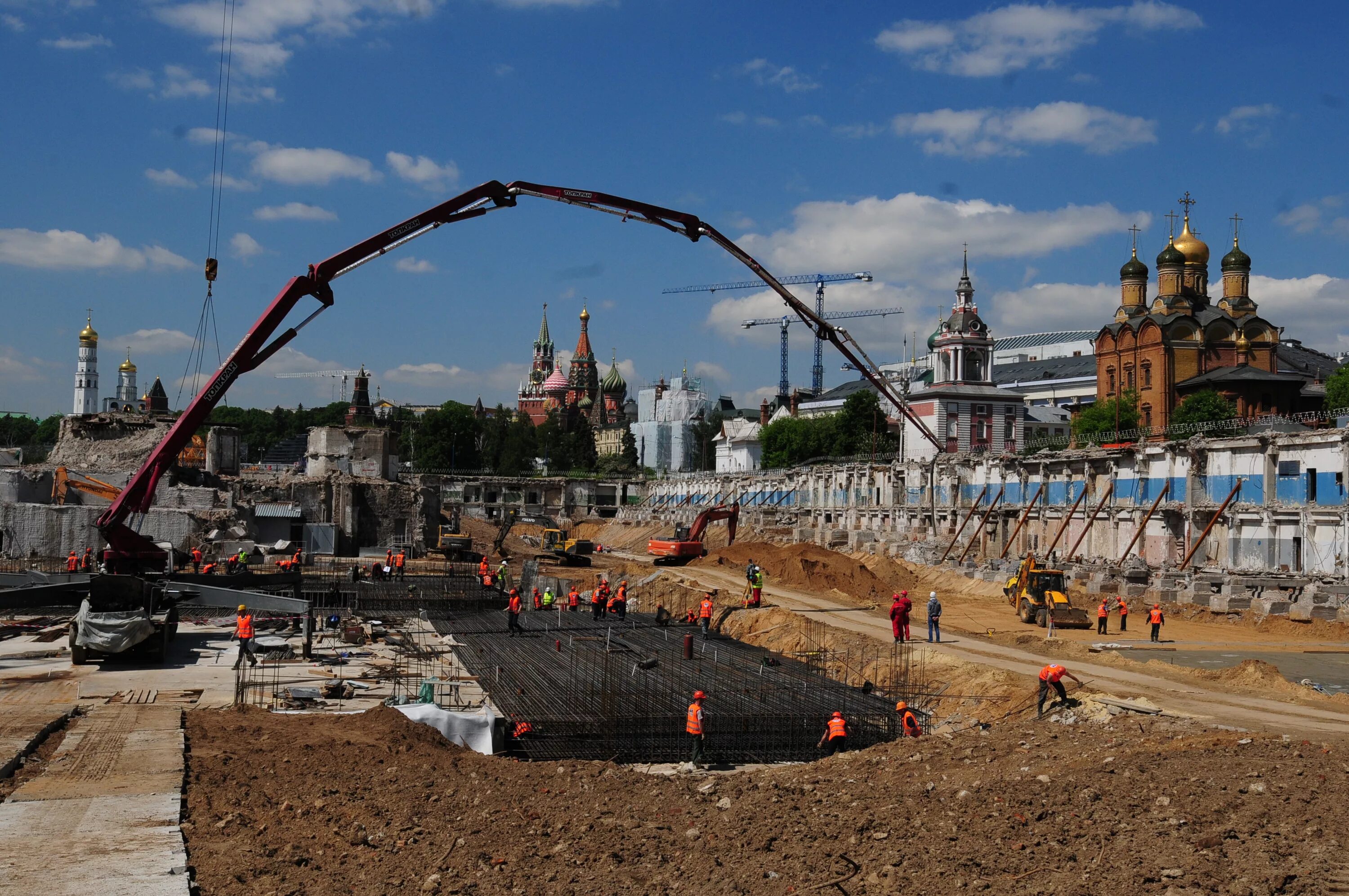 Когда была возведена москва. Кремль парк Зарядье. Парк Зарядье стройка. Парк Зарядье смотровая. Зарядье Зарядье-гостиница Россия.