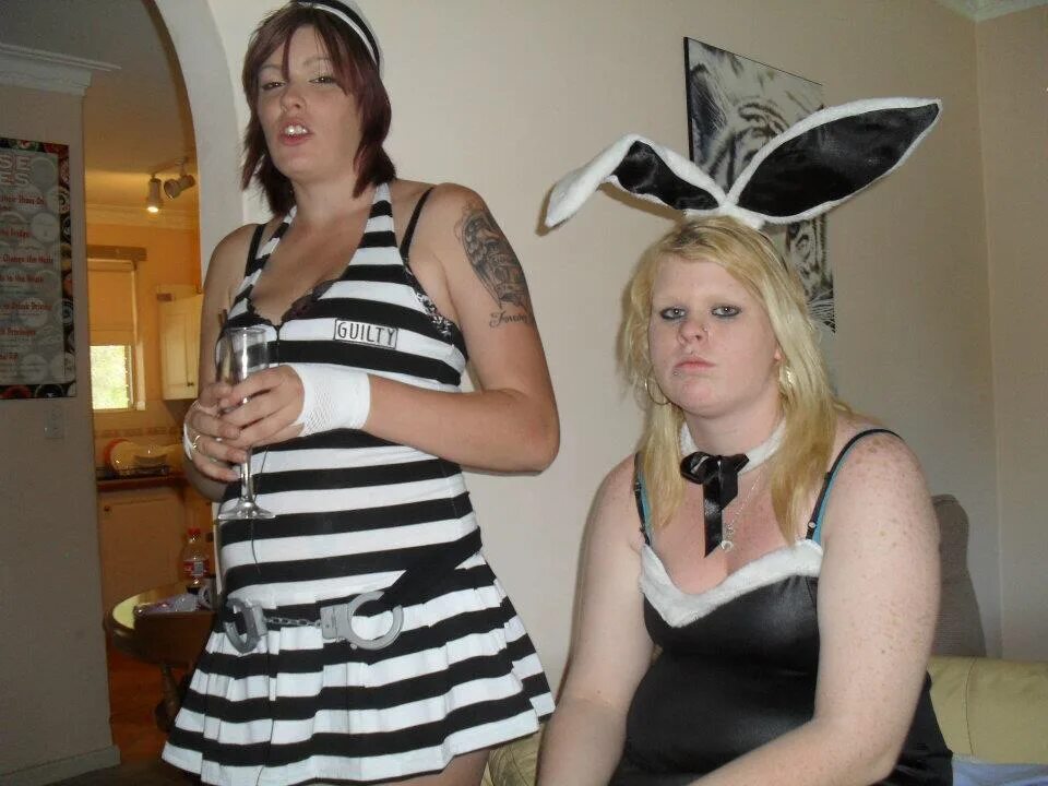 Красивая и некрасивая подружка. Красавица и уродина фильм 2008 джун. Красавица и уродина 2008. Толстая некрасивая девушка. Страшная подруга мем.