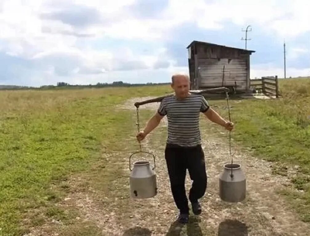 Мальчик несет ведра с водой. Человек с коромыслом. Коромысло с ведрами. Мужик с коромыслом. Мужик с коромыслом и ведрами.