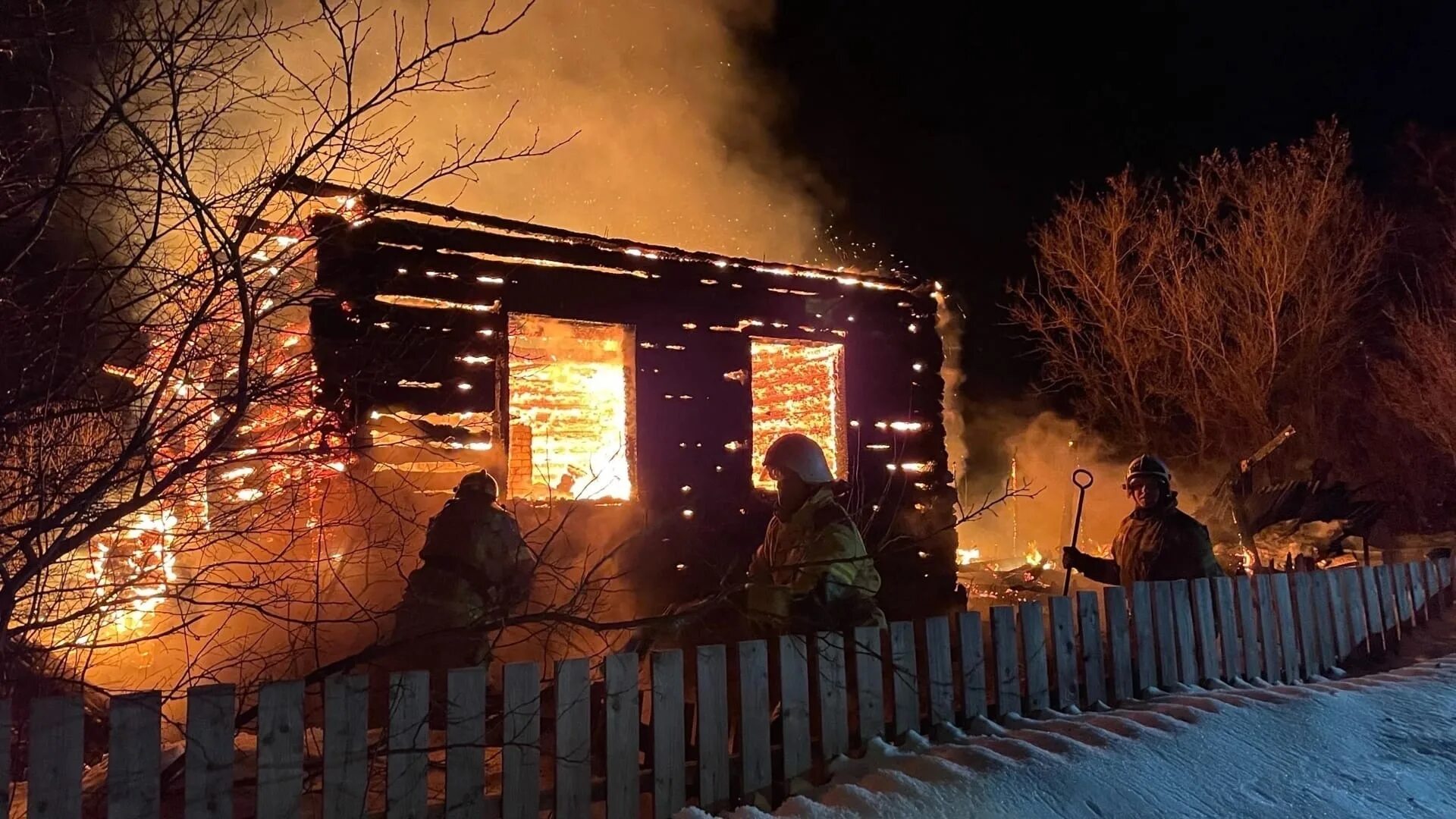 Пожар в Кирове в Нововятске. Пожар в Котельниче. Сгоревший дом. Горящий дом ночью. Покажи сгоревший дом