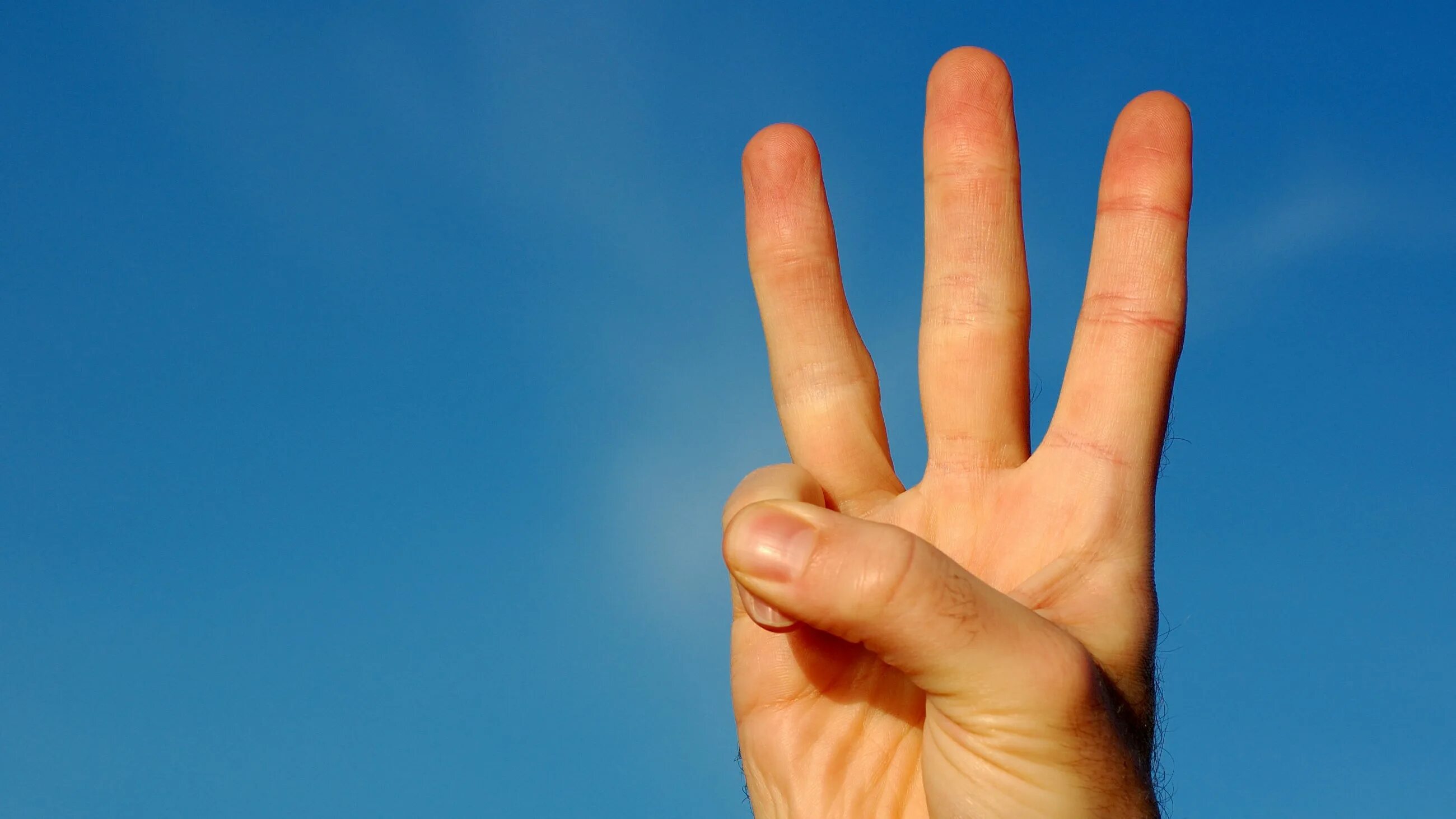 Показывать три пальца. Три пальца. Жест из трех пальцев. Рука показывает три пальца. Три пальца фото.