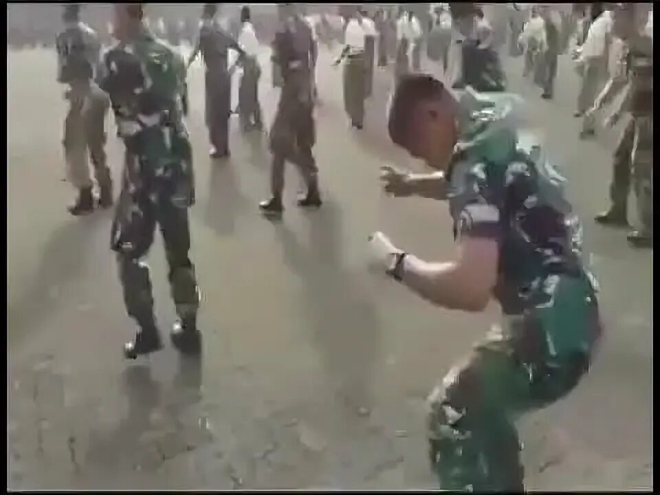 Песня танцующего солдата. Солдаты танцуют буй буй. Солдат Индонезии танцует буй.. Буй. Буй буй-буй буй-буй танец солдата.