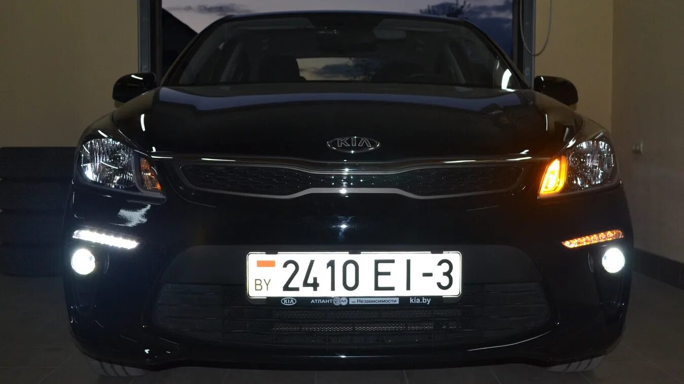 Ходовые огни кия Рио 4. Кия Рио 2018 ходовые ДХО led. Киа Рио 2017 года ходовые огни. Kia Rio передний ДХО.