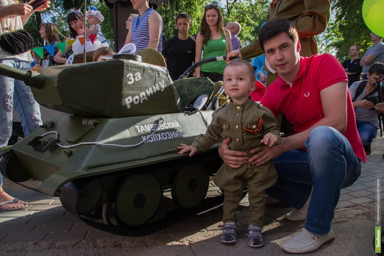 Мальчик танки для детей. Парад колясок танк. Парад колясок - танков. Танк из коляски. Танк на детский парад.