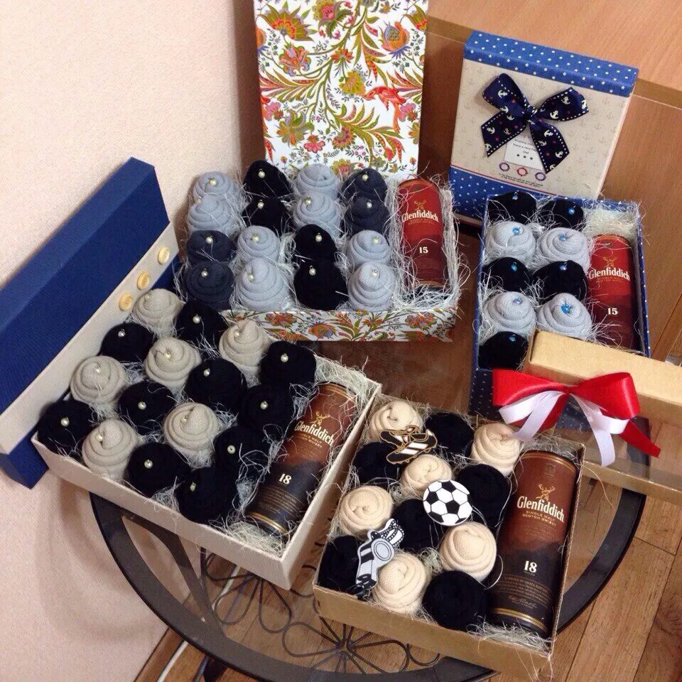 как оригинально подарить носки. носки maki tuna. как оригинально подарить носки. упаковать носки на 23 февраля. носки в подарок.