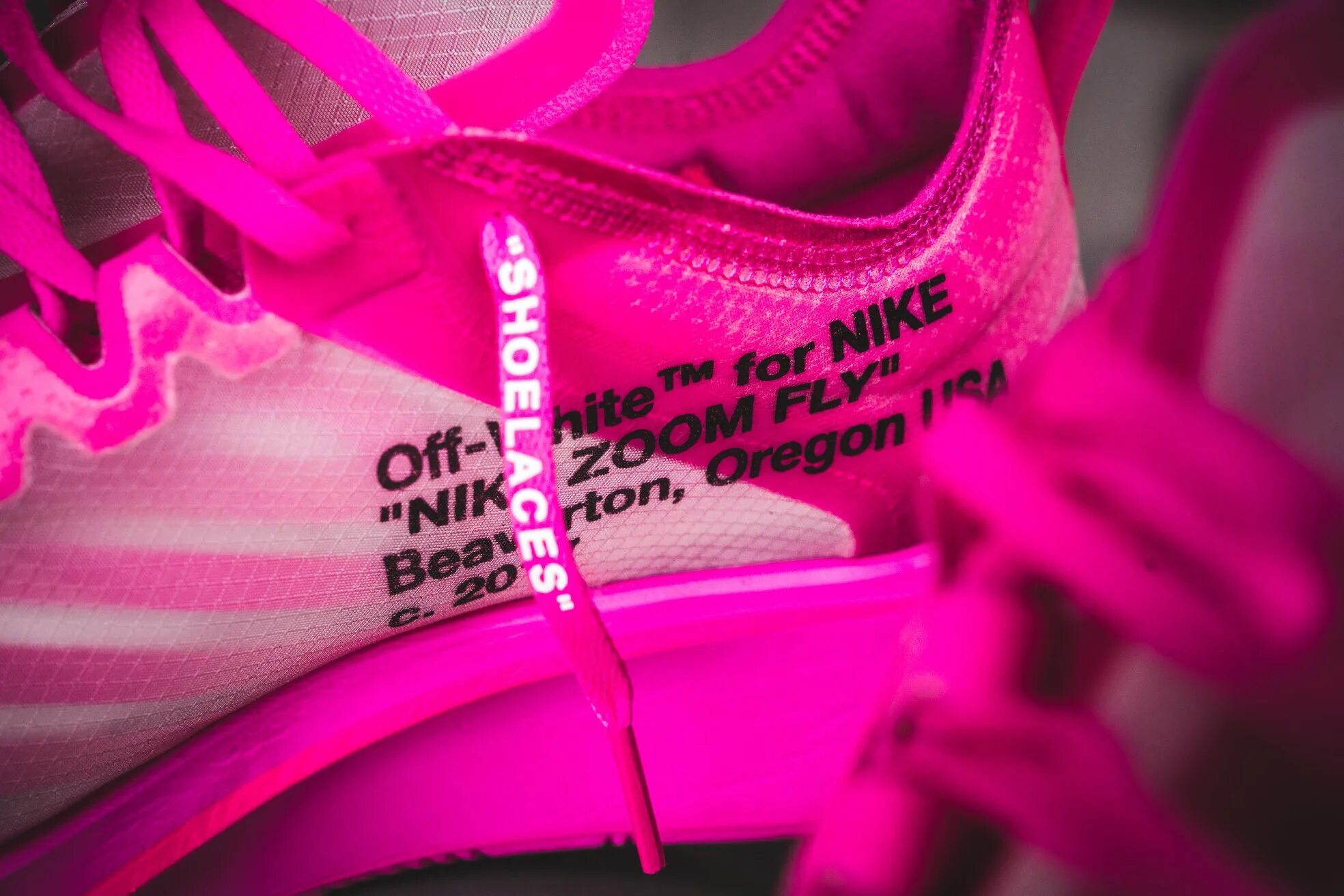 Черно розовые шнурки. Сохры off White. Nike off White розовые. Nike Air Fly розовые. Nike фиолетовые off White.